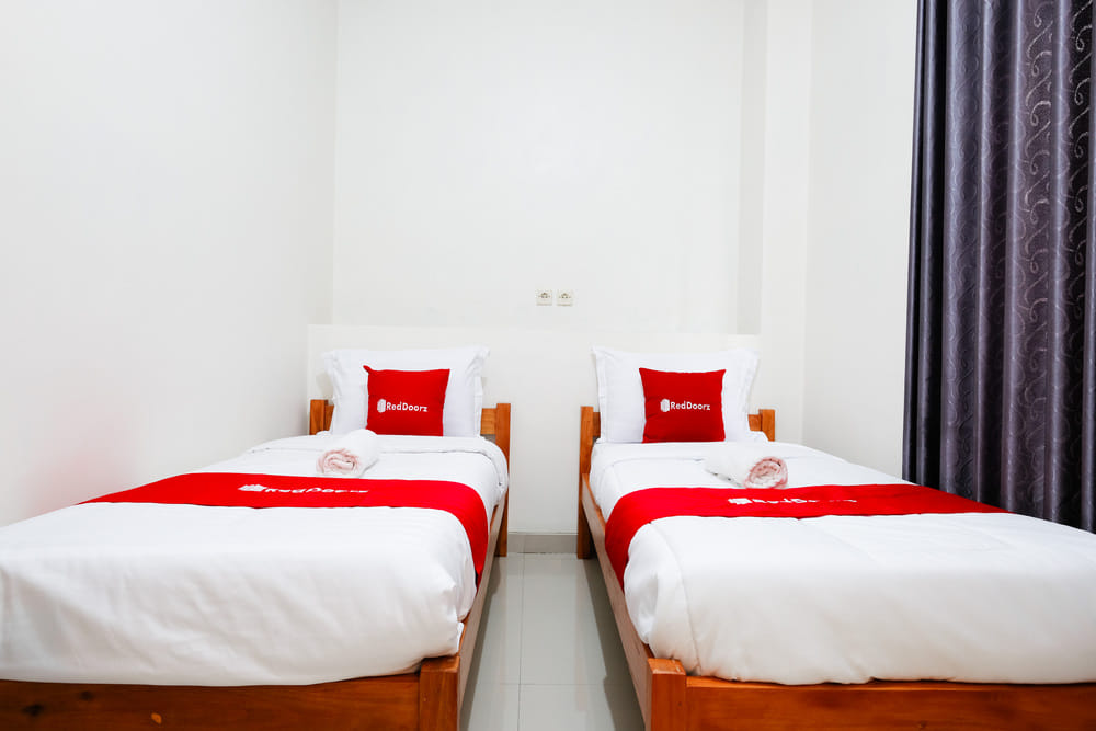 RedDoorz Twin Room