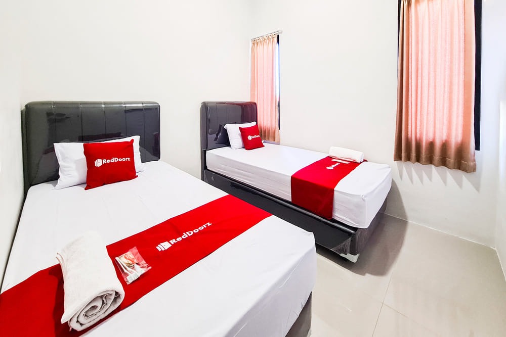 RedDoorz Twin Room