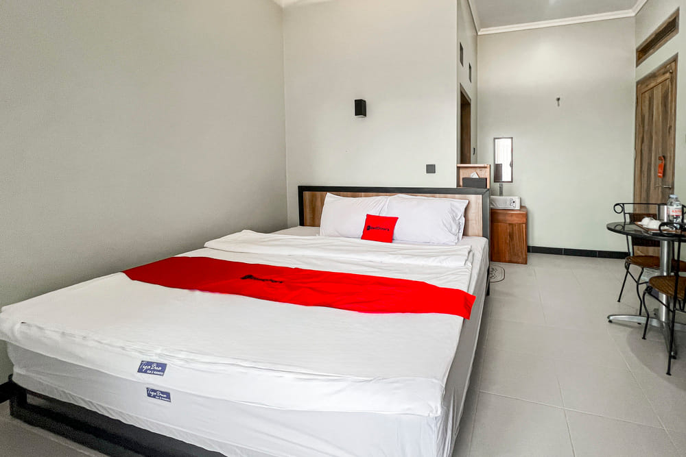 RedDoorz Deluxe Room