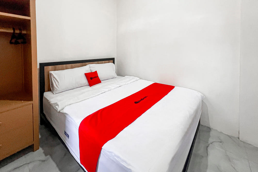 RedDoorz Superior Room