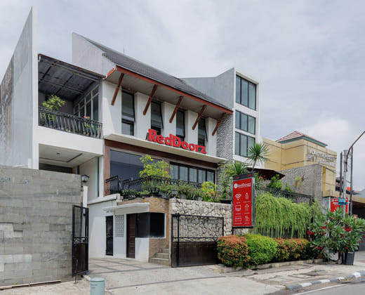RedDoorz Plus near Green Pramuka Square Mall