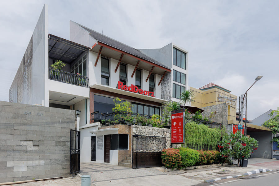 RedDoorz Plus near Green Pramuka Square Mall