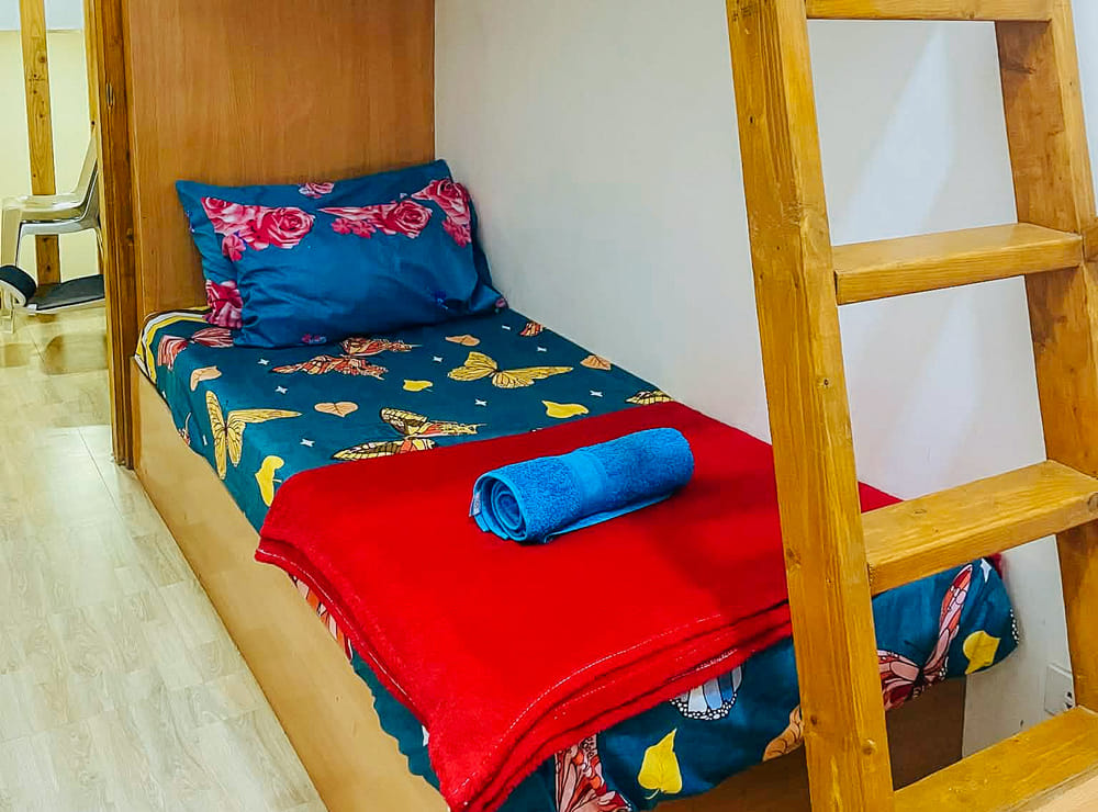 RedDoorz Quadruple Room