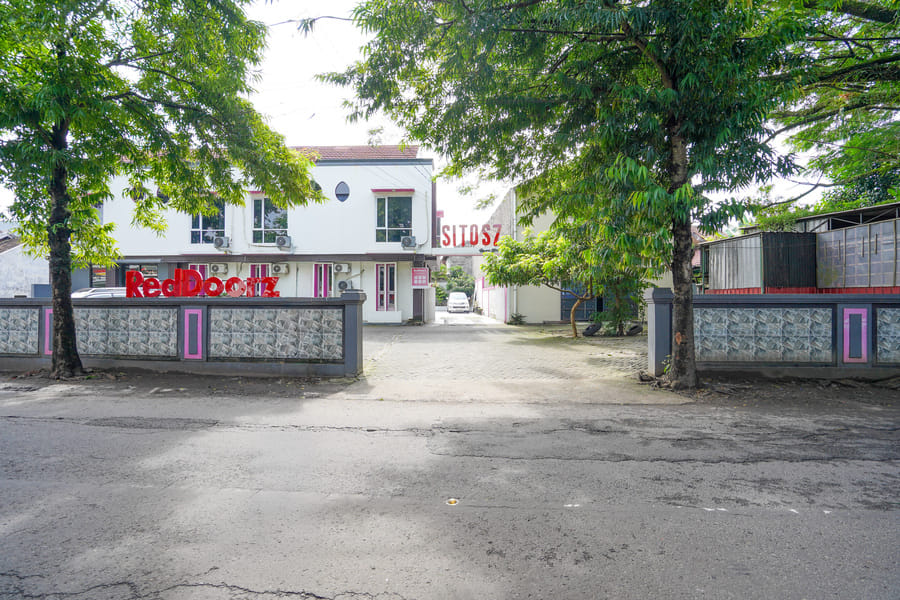 RedDoorz Plus @ Taman Madiun