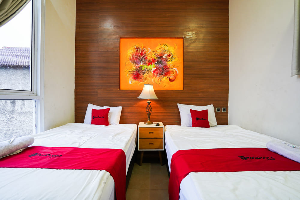 RedDoorz Twin Room