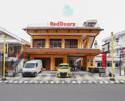 RedDoorz near Sarangan Lake
