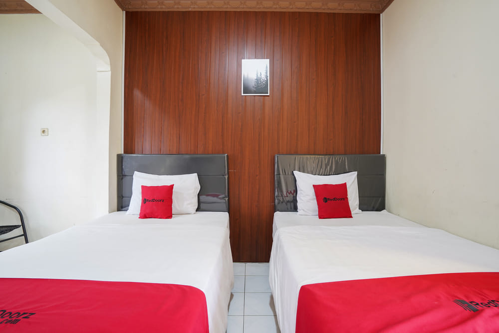 RedDoorz Twin Room