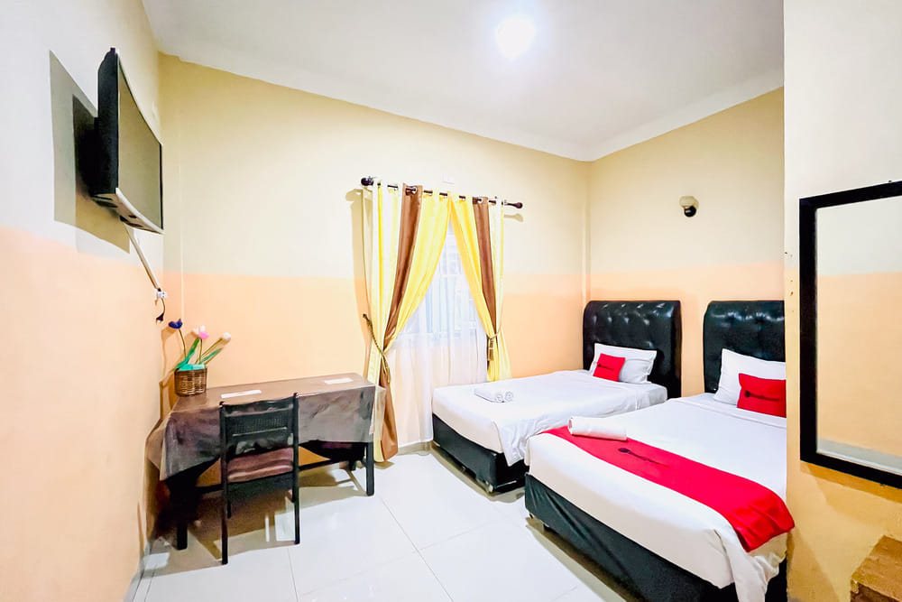 RedDoorz Twin Room