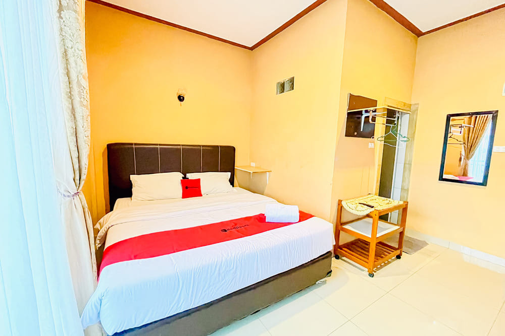 RedDoorz Deluxe Room
