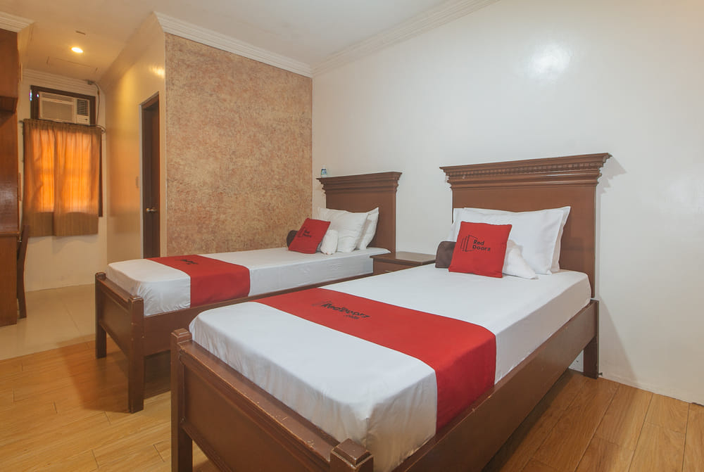 RedDoorz Twin Room