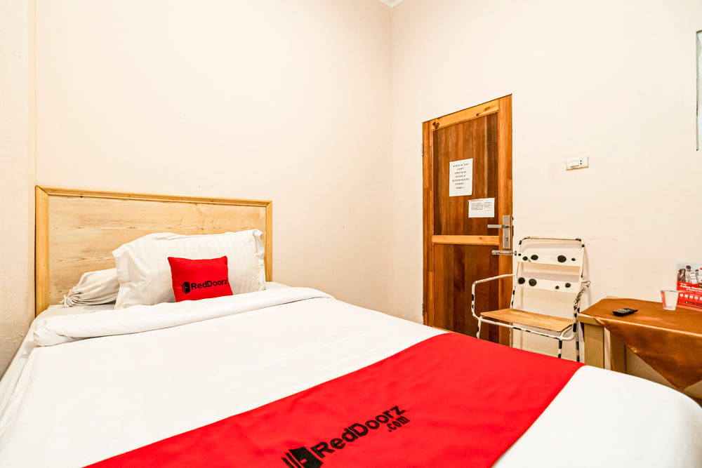 RedDoorz Single Room