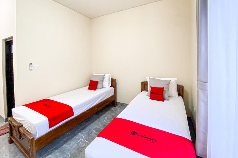 RedDoorz Twin Room