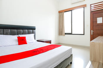 RedDoorz near Alun Alun Wonosobo