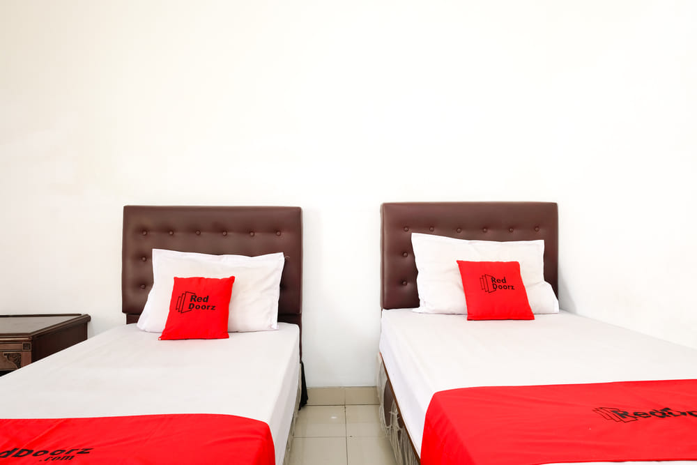 RedDoorz Twin Room