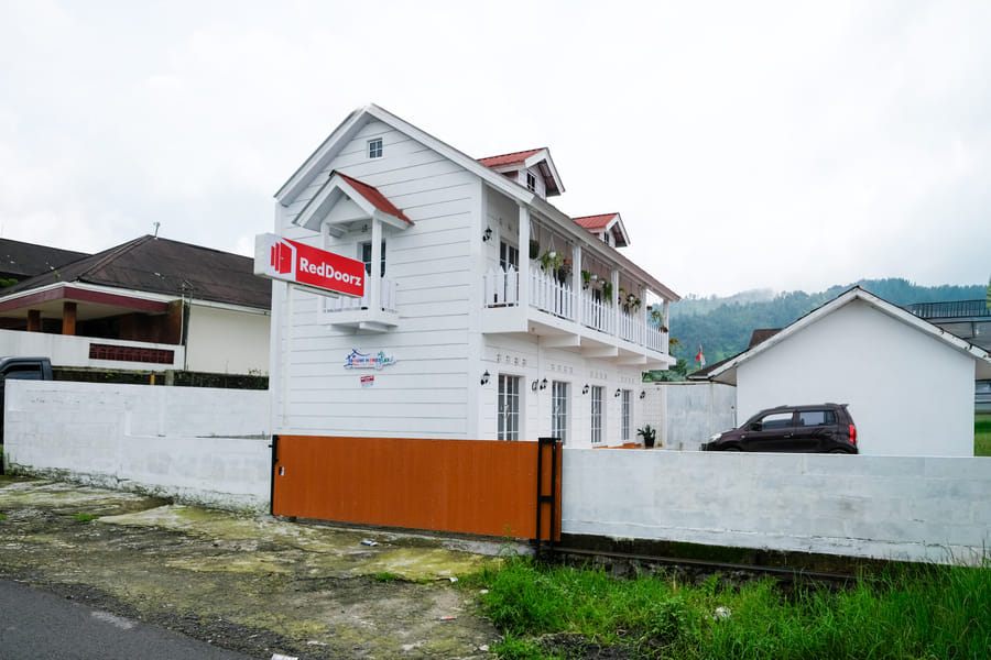 RedDoorz Syariah Bhumi Homestay Dieng near Telaga Menjeran
