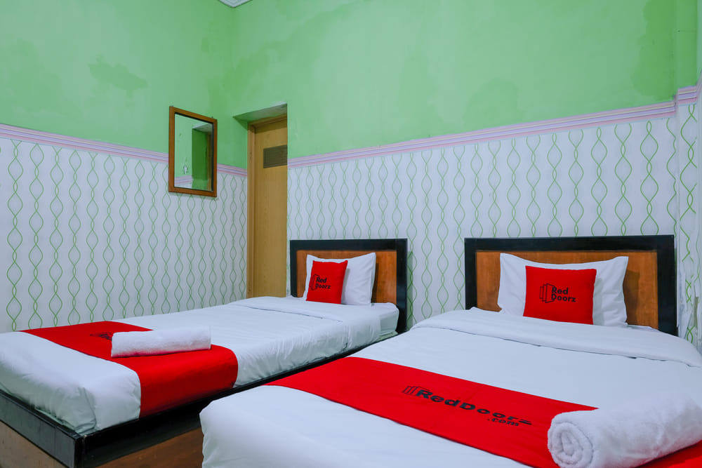 RedDoorz Twin Room