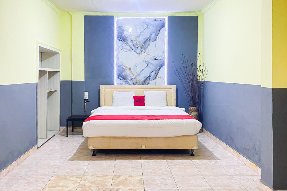 RedDoorz Deluxe Double Room