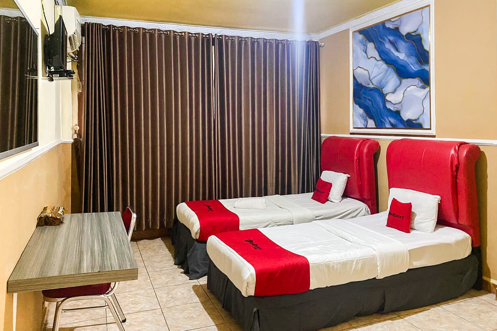 RedDoorz Twin Room