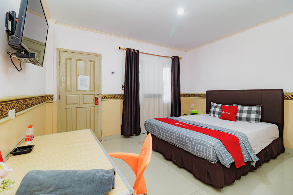 RedDoorz Deluxe Room