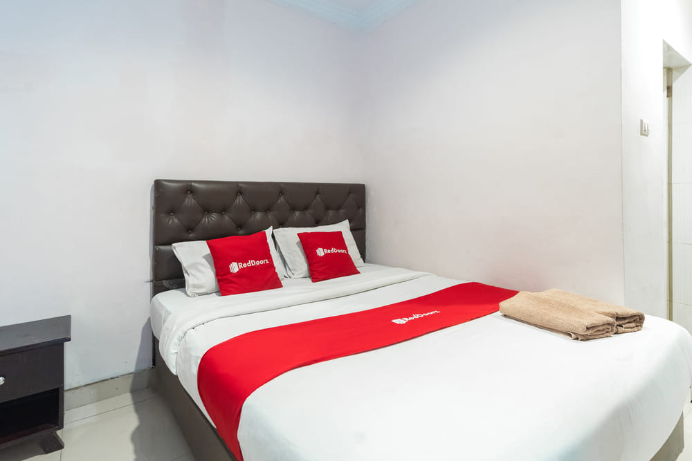 RedDoorz Deluxe Room