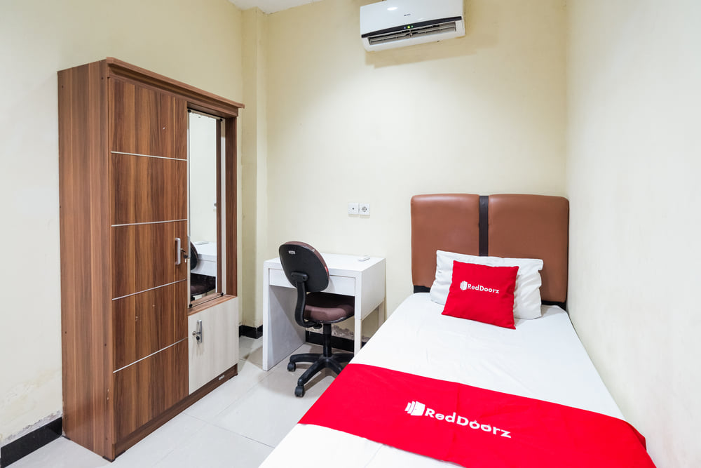 RedDoorz Single Room with Sharing Bathroom