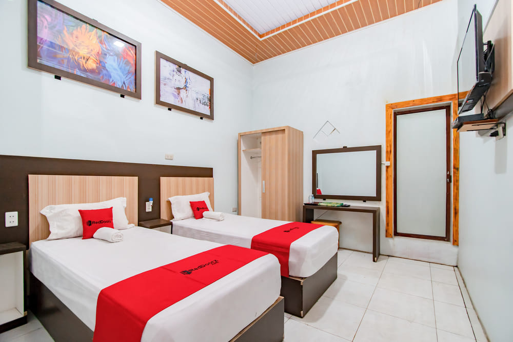 RedDoorz Deluxe Twin Room