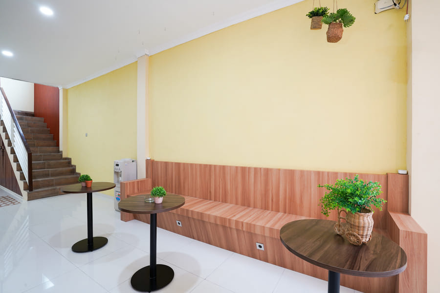 Urbanview Stay @H jakal