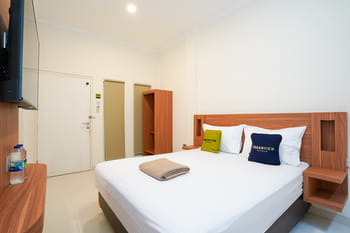 Urbanview Stay @H jakal