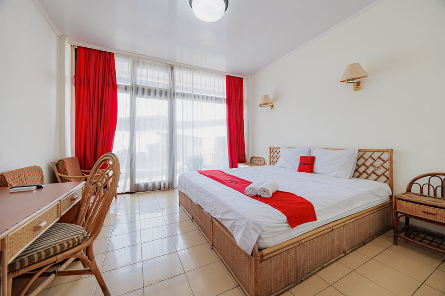 RedDoorz Plus near Tugu Mercusuar Anyer