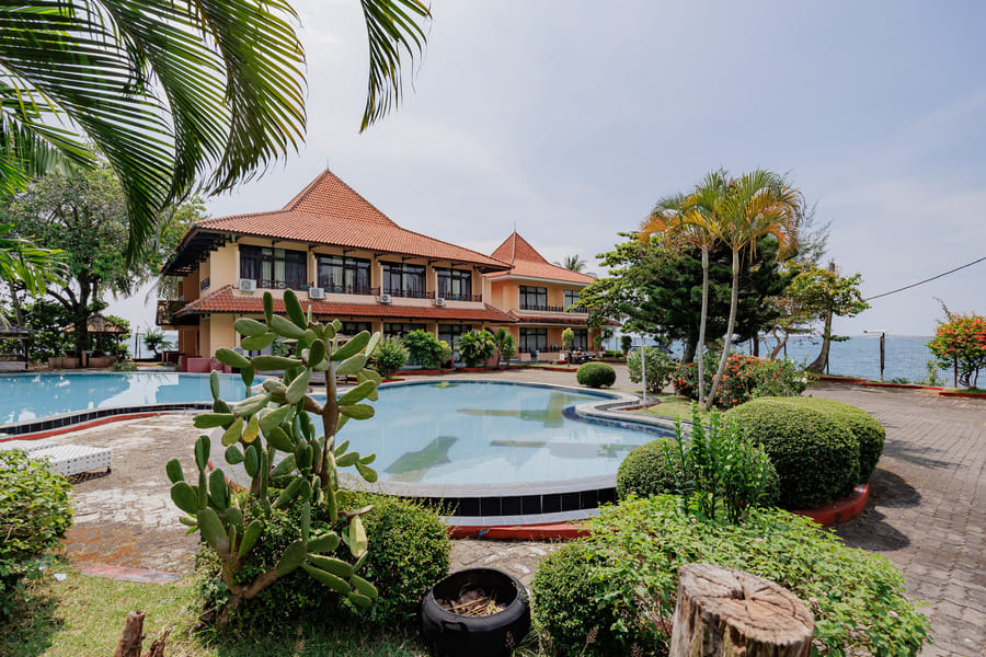 RedDoorz Plus near Tugu Mercusuar Anyer