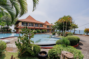 RedDoorz Plus near Tugu Mercusuar Anyer