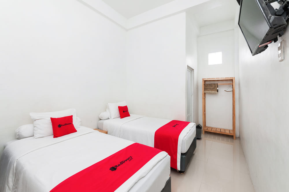 RedDoorz Twin Room