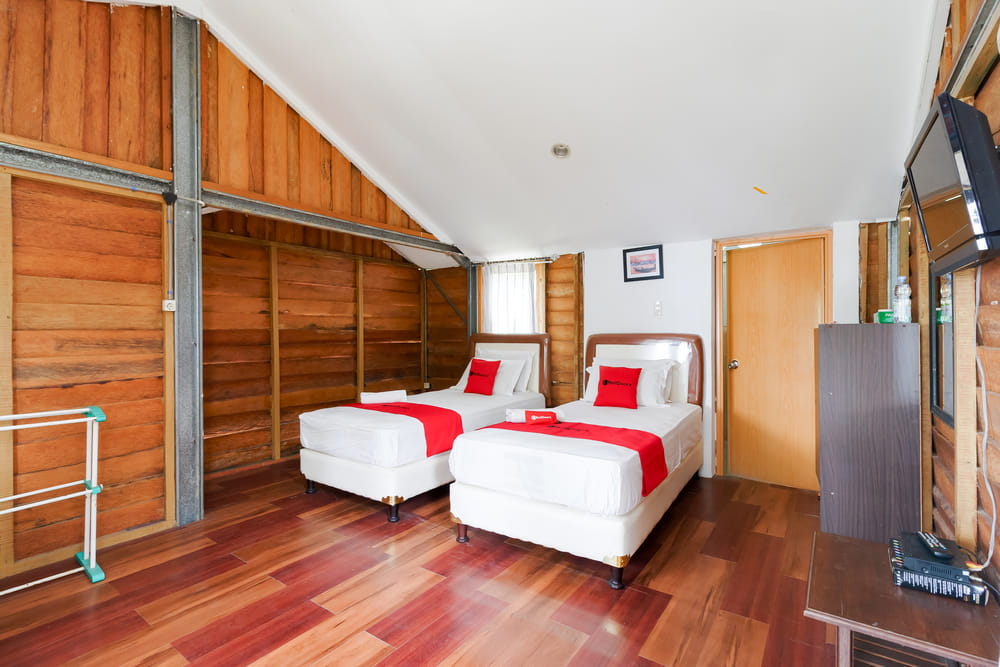 RedDoorz Twin Room