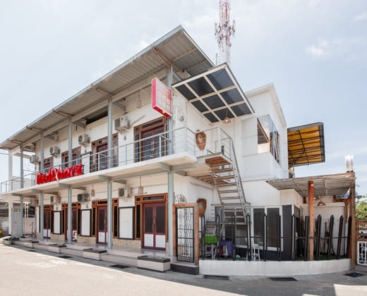 RedDoorz Syariah near Pasar Aceh Shopping Centre