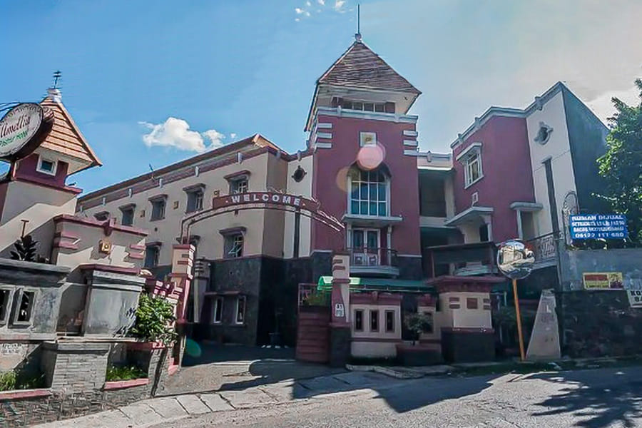 RedDoorz near Setrasari Mall 2