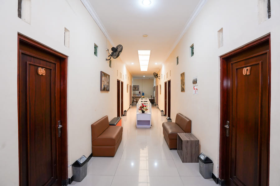 RedDoorz near Matahari Singosaren Solo