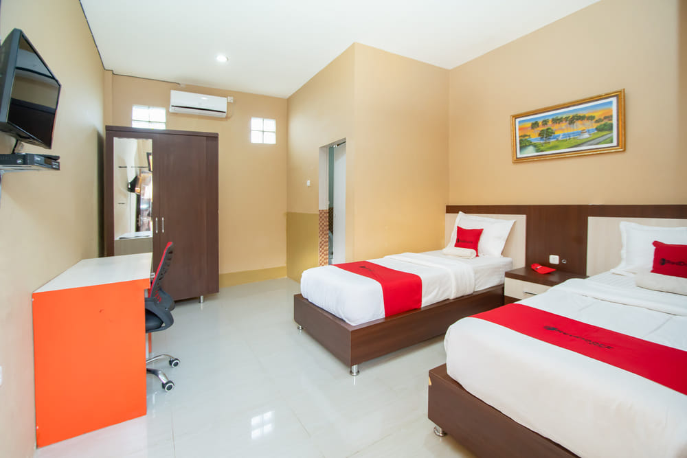 RedDoorz Twin Room