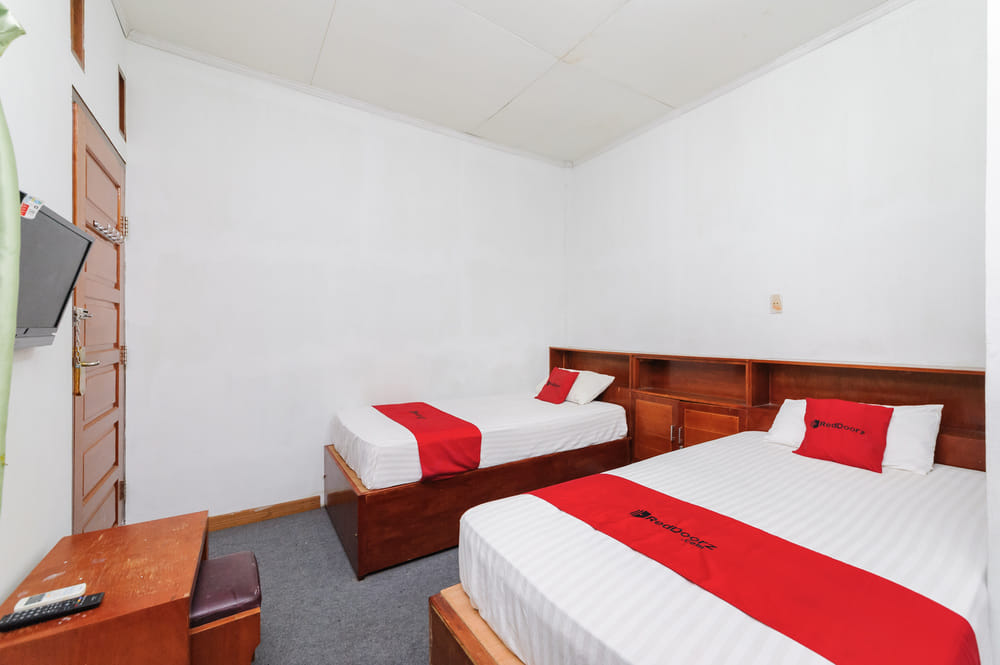 RedDoorz Twin Room