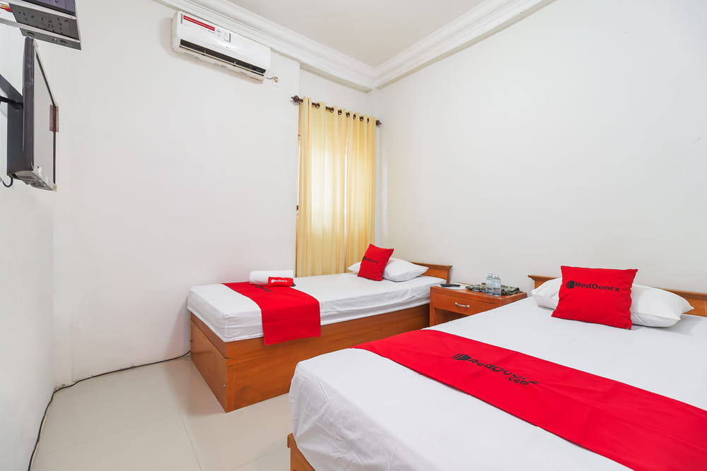 RedDoorz Twin Room