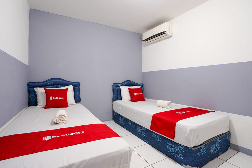 RedDoorz Twin Room