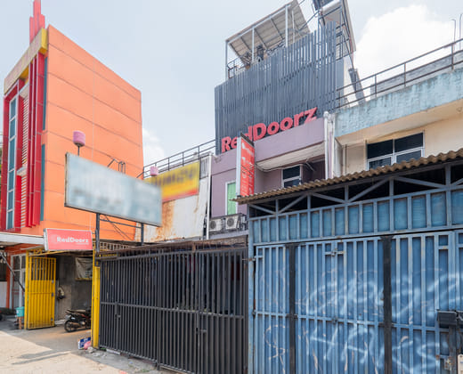 RedDoorz near STAN