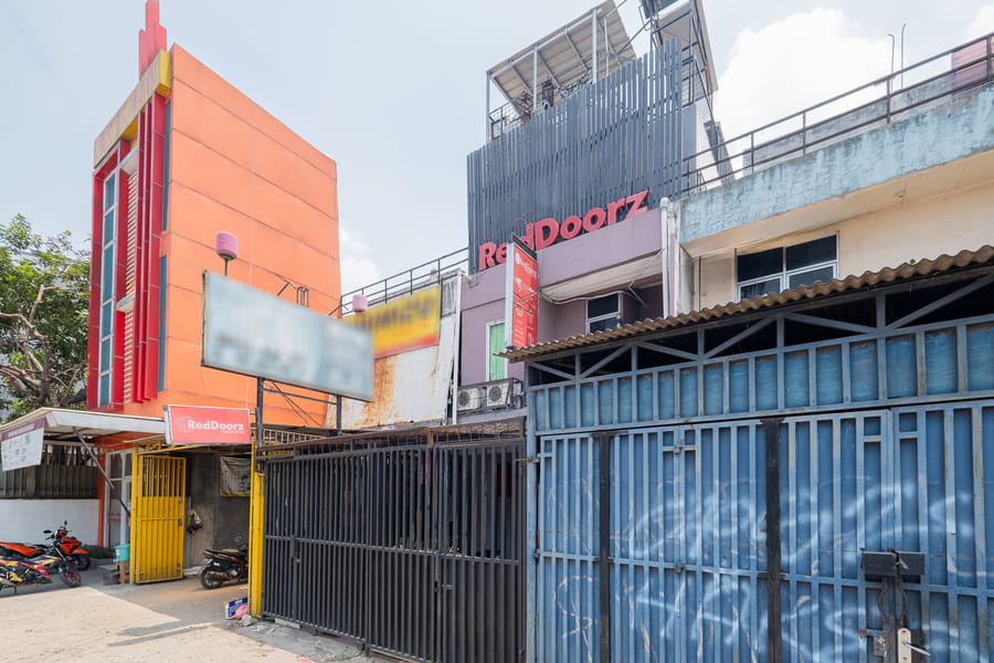 RedDoorz near STAN