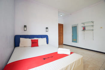 RedDoorz near Pantai Boom