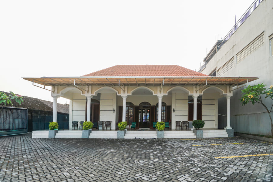Urbanview Raden Mansion Jember