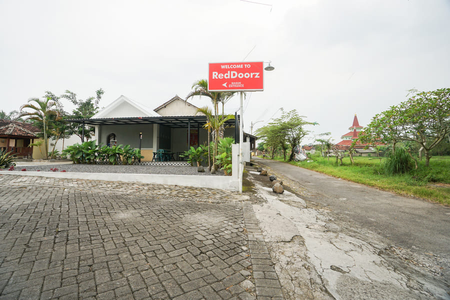 RedDoorz Syariah Plus near Banyuwangi Airport