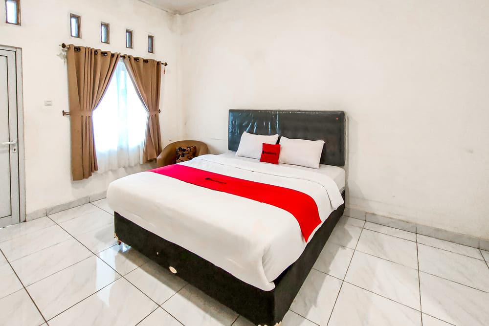 RedDoorz Deluxe Room