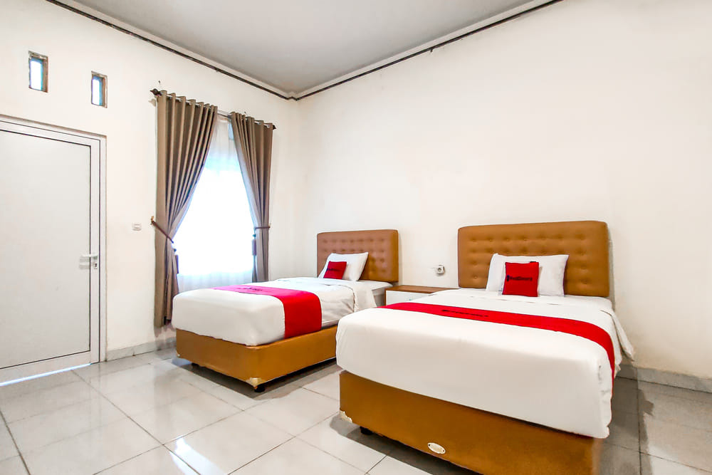 RedDoorz Deluxe Twin Room