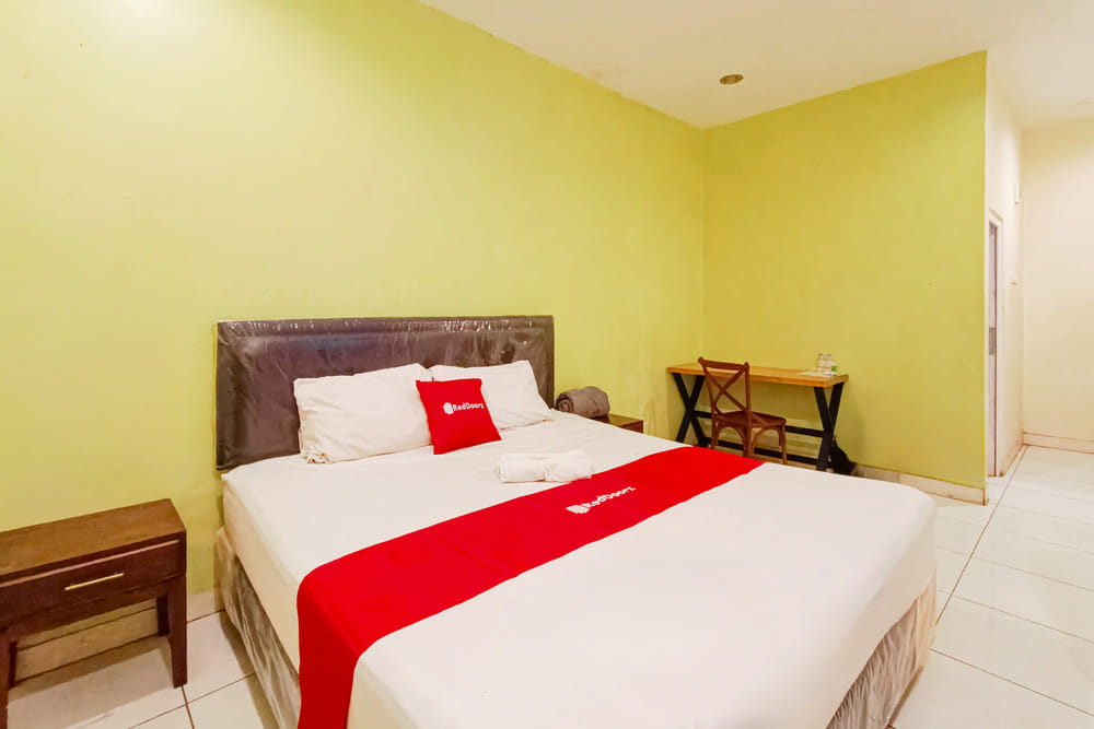 RedDoorz Deluxe Room