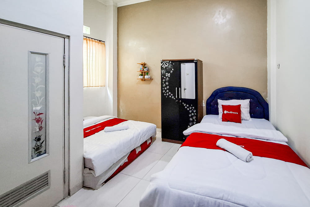 RedDoorz Twin Room
