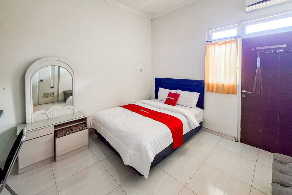 RedDoorz Deluxe Room